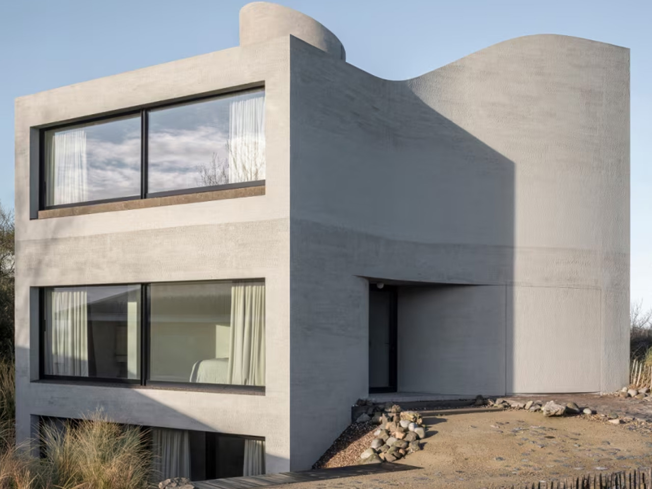 Cette villa brutaliste belge née des dunes réinvente l’architecture côtière