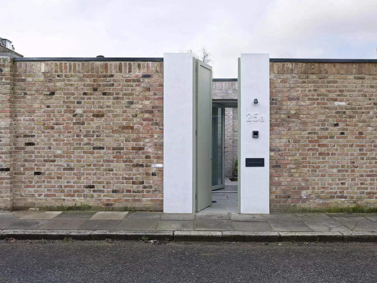 Cette maison cachée à Londres derrière un mur de jardin est un vrai coup de génie immobilier