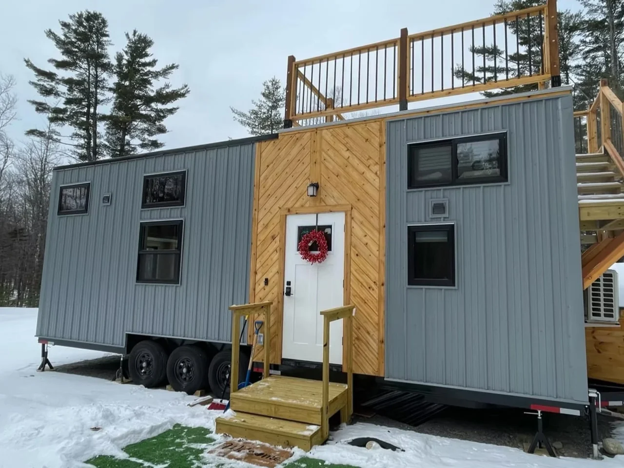 Cette tiny house sur remorque avec terrasse sur le toit peut accueillir cinq personnes