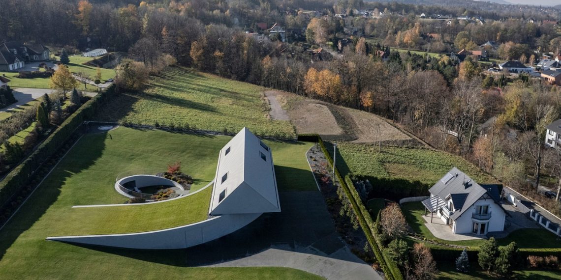 Un architecte polonais fait pivoter sa maison pour la dissimuler dans la colline - plare. Un architecte polonais fait pivoter sa maison pour la dissimuler dans la colline