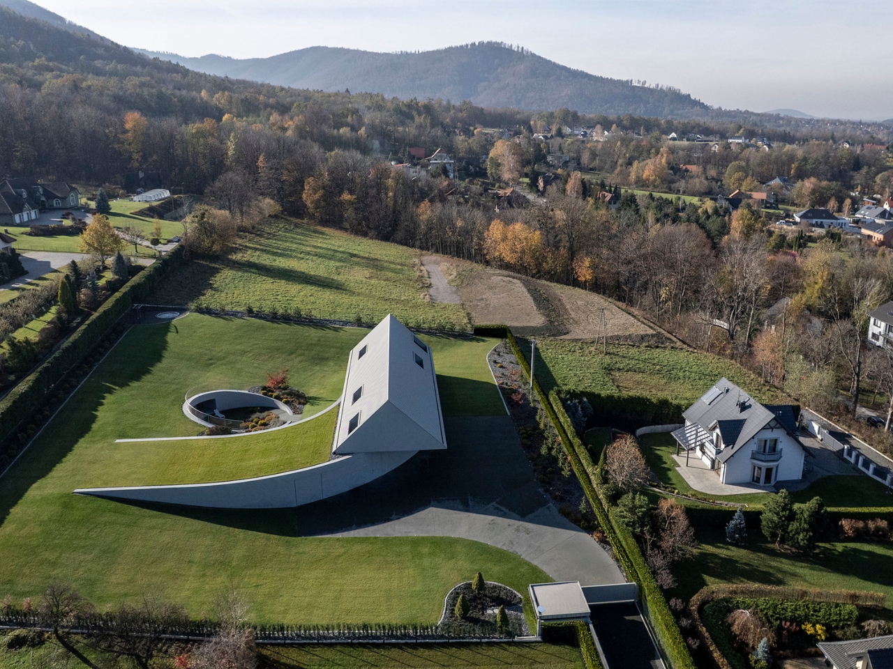 Un architecte polonais fait pivoter sa maison pour la dissimuler dans la colline