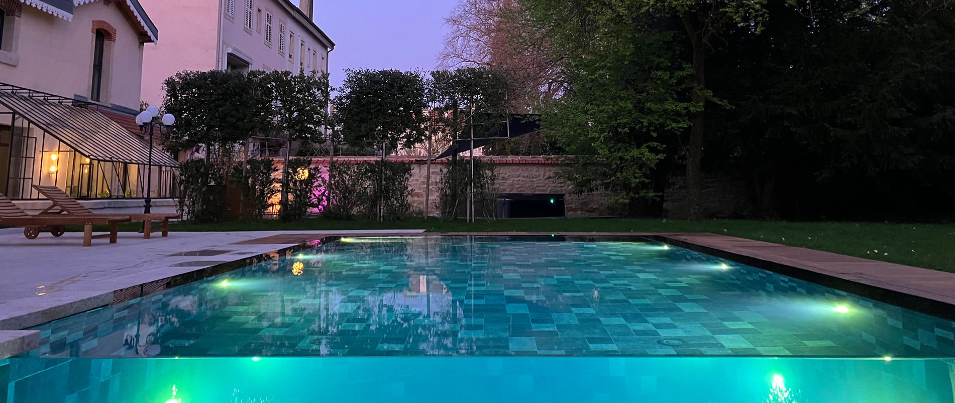 Piscine miroir à débordement éclairée de nuit pour un week-end romantique près de Nancy