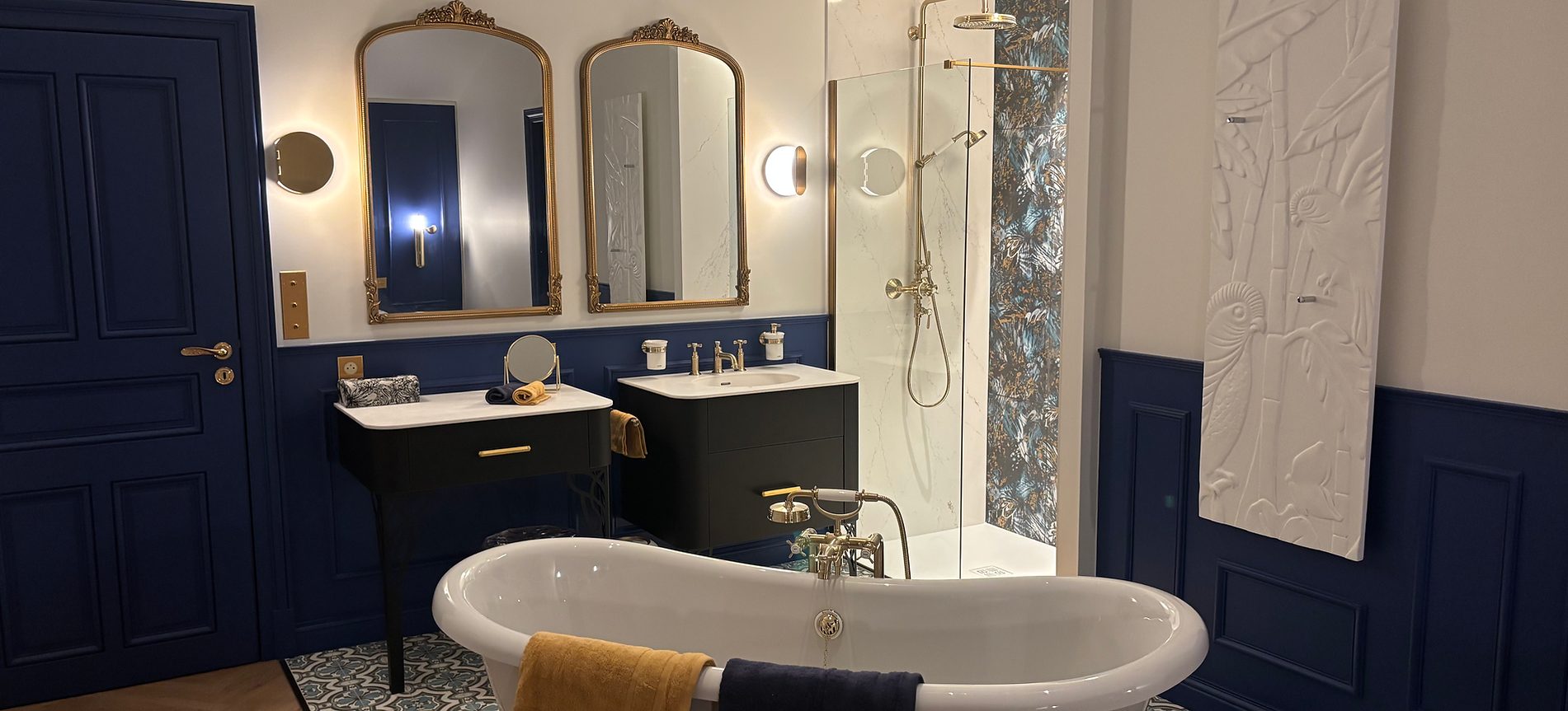 Chambre romantique avec éclairage feutré dans une suite haut de gamme près de Nancy