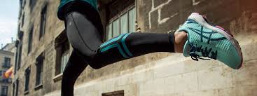 Comment une chaussure de course de 2003 est devenue l&rsquo;uniforme des villes