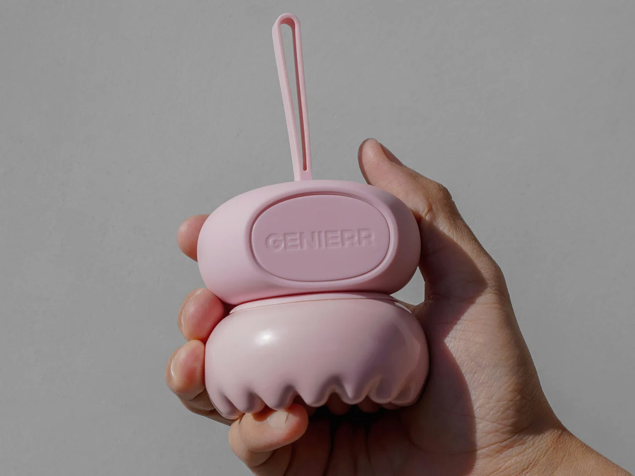 Cet appareil de massage visage soulage aussi le cuir chevelu et la nuque sans changer d’embout