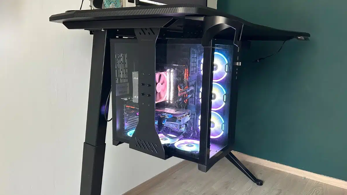 Setup gaming : pourquoi la hauteur du bureau compte plus que la couleur des LED - plare. Setup gaming : pourquoi la hauteur du bureau compte plus que la couleur des LED